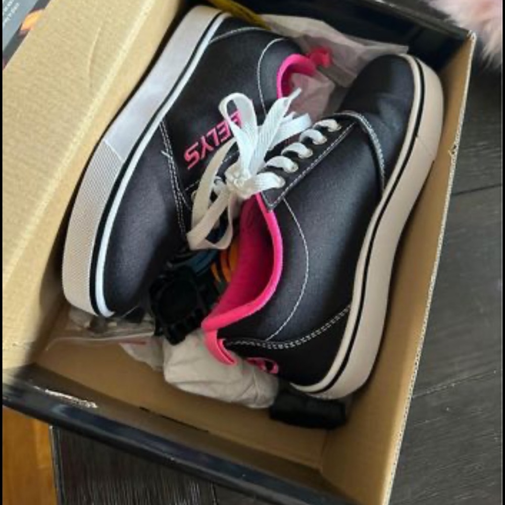 size 3 girls heelys!